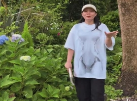 龚琳娜分享，她曾遭遇严重的健康挑战，遭受腰椎间盘突出的困扰，以至于行动受限，甚至一条腿完全丧失了运动功能。-小胖资源分享网