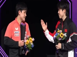 王楚钦在比赛结束后，积极与张本智和握手，向他表示祝贺。-小胖资源分享网
