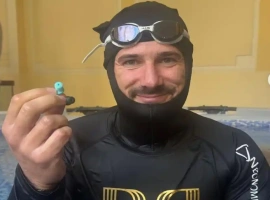 一名男子在水下屏气达到了29分钟，这一成绩刷新了世界纪录，其时长几乎是海豚屏气时间的两倍。-小胖资源分享网
