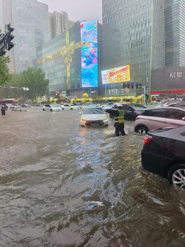 紧急通知：中原区发布暴雨红色预警！郑州市要求所有企业、学校、交通工具及公共场所立即暂停生产、经营、教育活动、运输服务，并停止所有集体户外活动！-小胖资源分享网