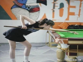 19岁少女在一家台球厅找到了自己的工作。凭借不懈的努力和出色的服务，月薪成功攀升至万元以上。-小胖资源分享网