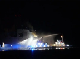 美国海军两栖舰发生火灾，火势持续燃烧达15小时，火情已得到控制并宣布扑灭；然而，日本方面的说法却表示火势尚未完全熄灭。-小胖资源分享网