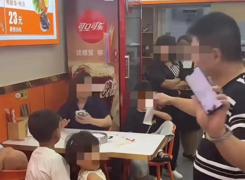 在一家餐厅，三名成年人和四个孩子因多次请求免费续面而被拒。餐厅老板表示，无法满足整个家庭的食量需求。-小胖资源分享网