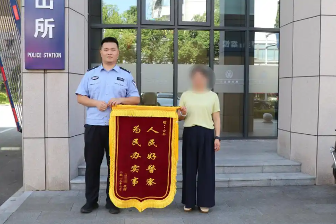 一位女性不幸陷入了诈骗的困境。紧急关头，警方迅速介入，指示她：“请立即将我的名字设置为你的儿子备注！”-小胖资源分享网