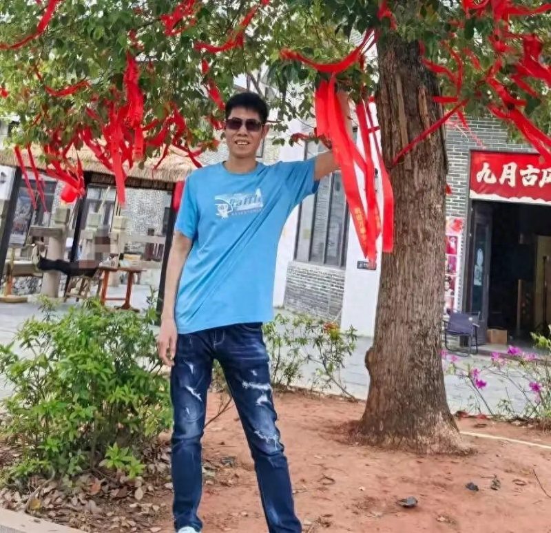 在北海，一个广东家庭不幸遭遇海浪袭击，其中一人已经失踪，另一人正在重症监护室接受治疗。-小胖资源分享网