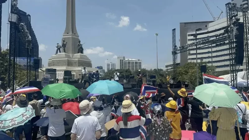 泰国公众集会高呼前总理昵称，强烈要求其辞职，凸显对停职总理的不满与抗议情绪。-小胖资源分享网