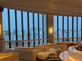 台风袭击导致三亚游客酒店滞留：客房玻璃受损，出现严重变形现象。-小胖资源分享网