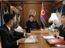 朝鲜官方公布了金正恩乘坐专列抵达中国的影像资料，并披露了此次随行访问的代表团成员阵容。-小胖资源分享网