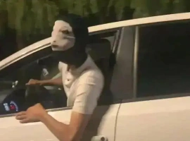近期，高速公路上发生了一起携带恐怖面具的事件，这一事件迅速引发了广大网友的热烈讨论。-小胖资源分享网