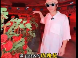 华晨宇特别在七夕这个传统节日里，精心挑选了八万朵玫瑰花。-小胖资源分享网