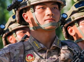 在汶川地震中幸存的个体，如今成为阅兵方阵中的一员，成为众人瞩目的焦点。-小胖资源分享网