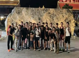 两位女性组织了一场攀登泰山的行动，成功吸引了24名志愿者参与。该活动的总开销估计达到3万元。-小胖资源分享网