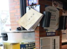 上海某图书馆的读者留言簿近期成为热门话题。-小胖资源分享网