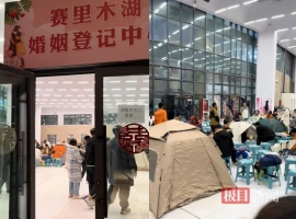一对年轻情侣在赛里木湖畔露营，整夜守候，期盼着领取他们的婚姻证书。-小胖资源分享网